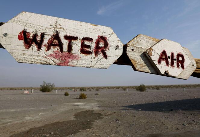 Des panneaux d’indication dans la Vallée de la mort, le 18 août, en Californie (Etats-Unis).