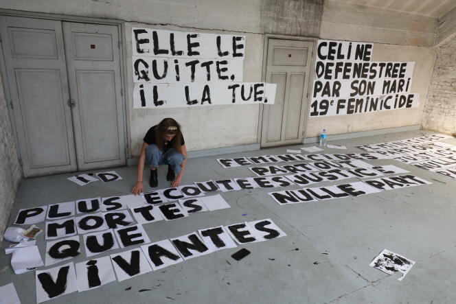 Préparation d’affiches pour dénoncer les féminicides, en septembre 2019 à Paris.
