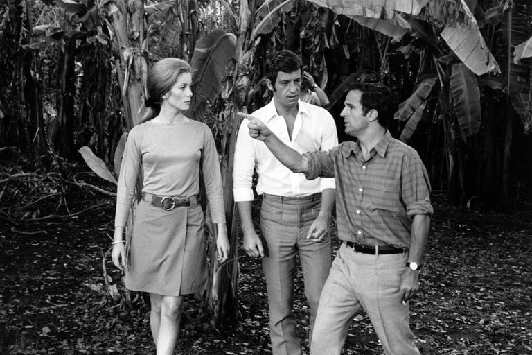 Sur le tournage, Catherine Deneuve, Jean-Paul Belmondo et François Truffaut / La sirène du Mississipi / 1969 réalisé par Francois Truffaut Restricted to editorial use related to the film or the individuals involved (producers, directors, authors, actors, etc.)
