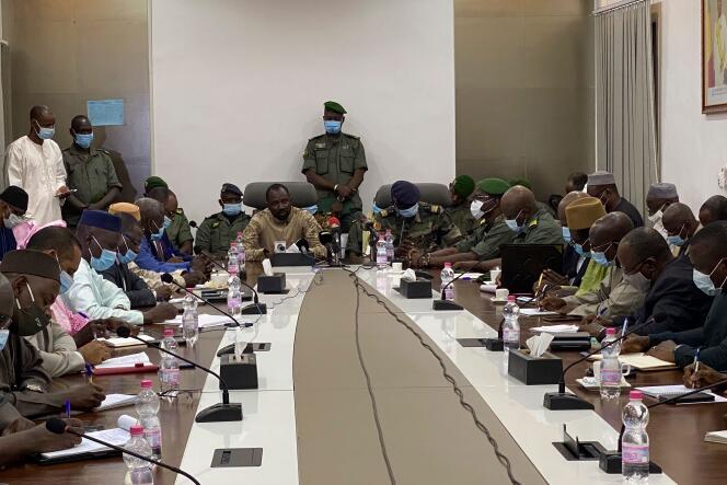 Le colonel Assimi Goita au cours d’une réunion au ministère de la défense, le 19 août à Bamako, au Mali.