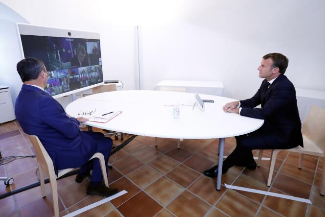 Emmanuel Macron et Jean-Philippe Rolland, chef de l’état-major particulier du président de la République, lors d’un sommet virtuel avec la présidente de la Commission européenne, Ursula von der Leyen, et les dirigeants européens, le 19 août 2020, à Brégançon.
