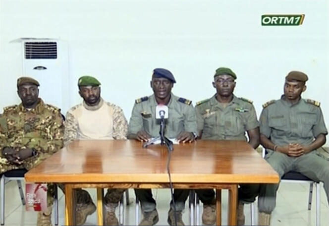 Le colonel-major Ismaël Wague (au centre), porte-parole du Comité national pour le salut du peuple, annonce que ce dernier a pris le contrôle du Mali, mercredi 19 août 2020.