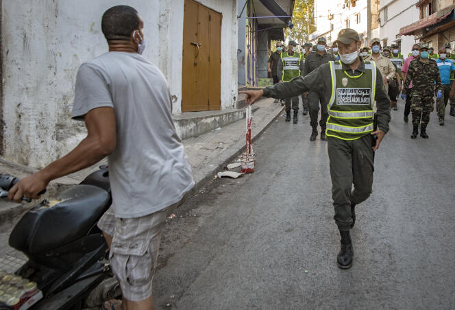 Des membres des forces auxiliaires du ministère marocain de l’intérieur patrouillent à Rabat pour faire respecter les règles de confinement, le 17 août 2020.