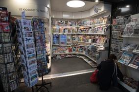 Un kiosque à journaux parisien lors du premier confinement, le 21 mars 2020.