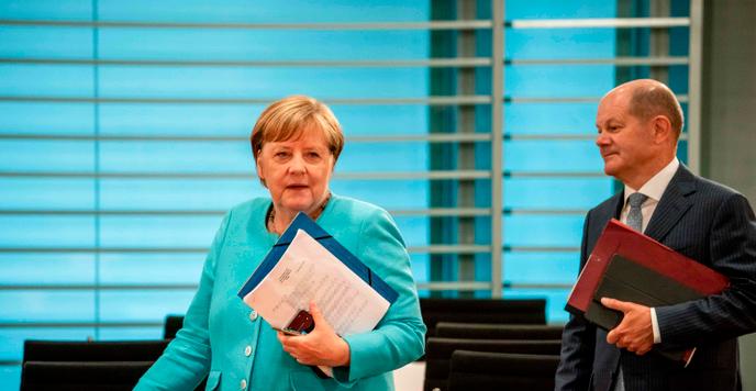 La chancelière Angela Merkel et le ministre des finances Olaf Scholz lors d’une réunion ministèrielle, mercredi 19 août.