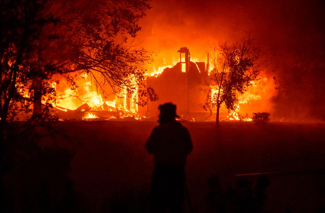 Una casa en llamas en Vacaville, en California, llevada por el