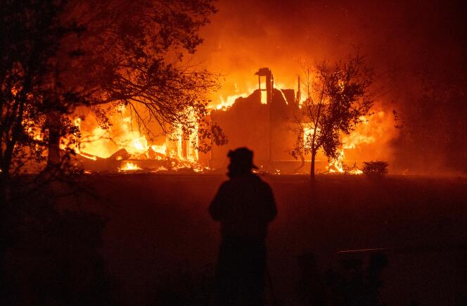 Une maison en flammes à Vacaville, en Californie, emportée par le « LNU Lighning Complex », mercredi 19 août.