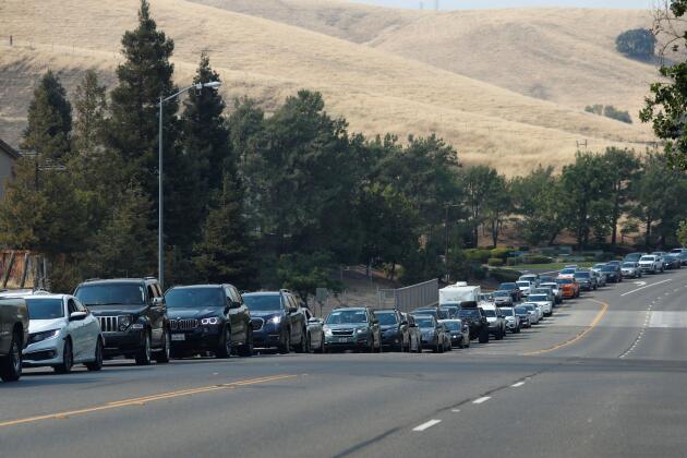 Près de 25 000 habitations seraient menacées, et plus de 60 000 personnes ont dû évacuer, comme en témoigne cette file de voitures à la périphérie de Fairfield, en Californie, le 19 août.
