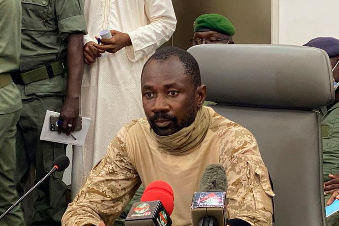 Au Mali Les Militaires Discutent Avec Les Manifestants