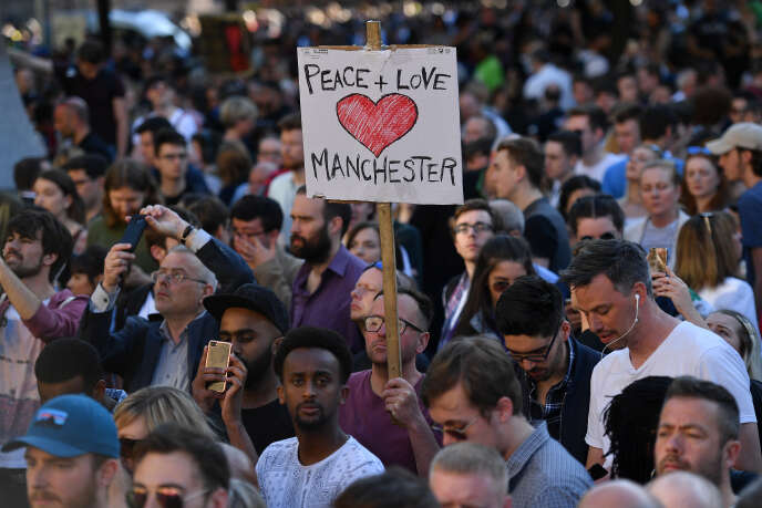 Manifestation à Manchester le 23 mai 2017, au lendemain de l’attentat.