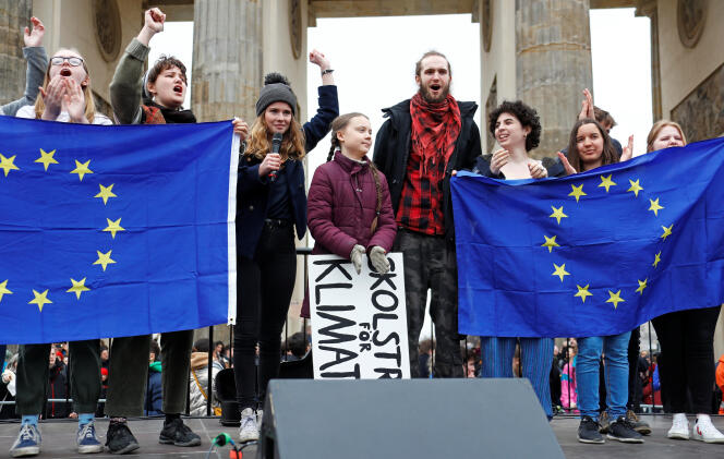 Luisa Neubauer et Greta Thunberg, lors de la manifestation « Fridays for Future », devant la porte de Brandebourg, à Berlin, le 29 mars.