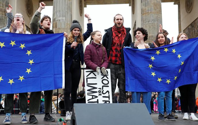 Luisa Neubauer et Greta Thunberg, lors de la manifestation « Fridays for Future », devant la porte de Brandebourg, à Berlin, le 29 mars.