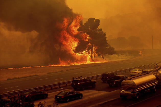 Les flammes ont gagné l’Interstate 80, à Vacaville, en Californie, le 19 août. L’autoroute a été fermée dans les deux sens peu de temps après.