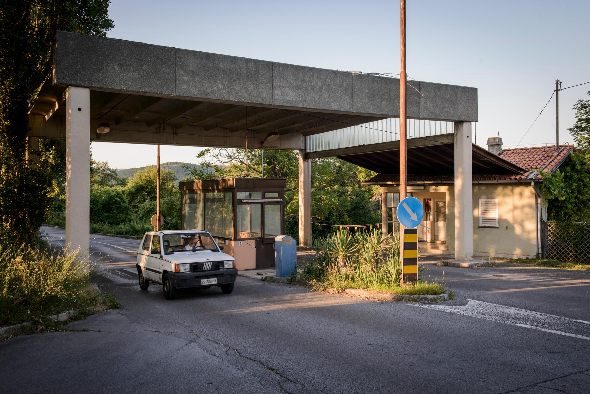 La frontière italo-slovène entre les villages de Belpoggio et Plavje, le 14 juillet.