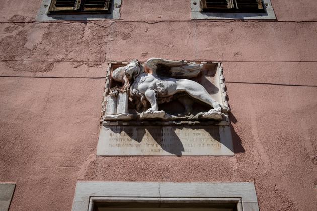 Un lion vénitien sur la façade d’une maison de Koper, en Slovénie, le 14 juillet.