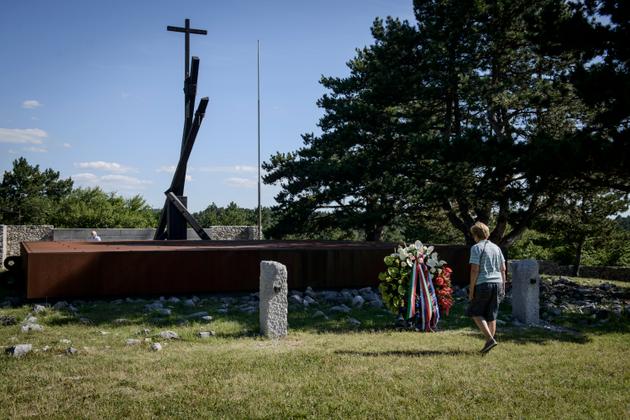 Le monument aux morts de la « Foiba » de Basovizza après la visite des présidents de la république italien et slovène, le 13 juillet.