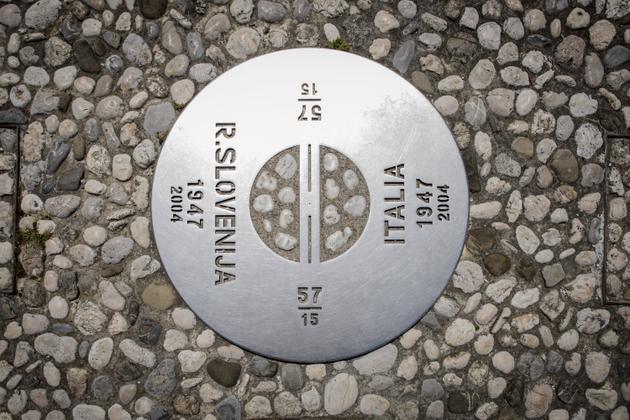 Une plaque au sol marque l’emplacement d’un mur désormais détruit qui marquait la frontière entre la Slovénie et l’Italie à Gorizia.
