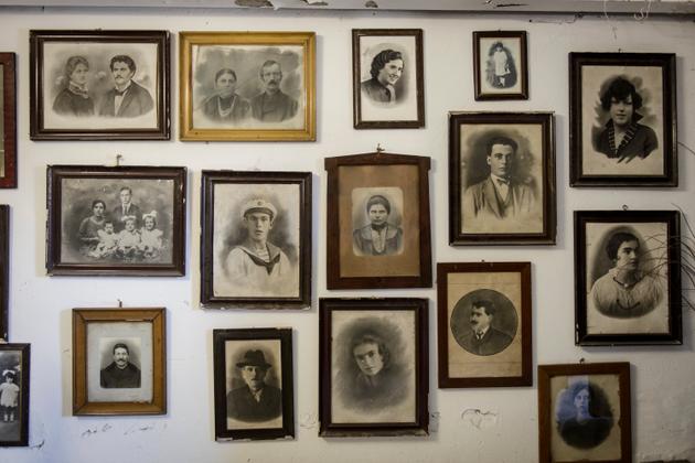 Dans le « magazzino 18 », le 14 juillet, des portraits de famille retrouvés dans les affaires des déplacés d’Istrie, de Fiume et de Dalmatie.