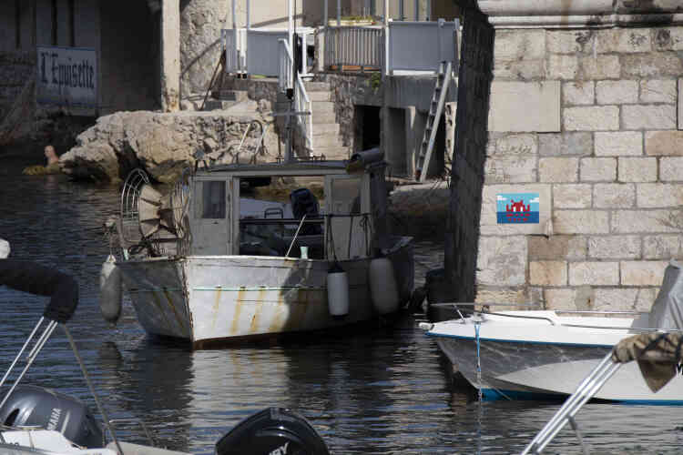 Space invader posé depuis un bateau accosté dans le petit port du Vallon des Auffes (MARS_62, Marseille, 2020).