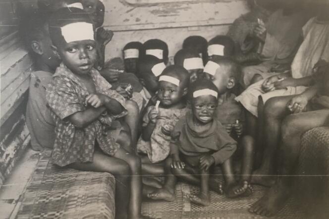 De jeunes orphelins biafrais lors de leur évacuation au Gabon par avion militaire, en octobre 1968. Sur leur front ont été collés des morceaux de sparadrap où figurent leur nom et celui de leur village d’origine.
