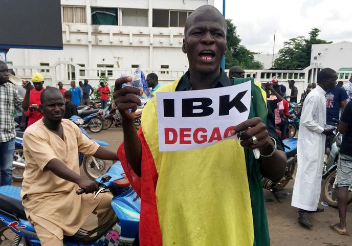 Un manifestant appelle au départ du président malien, à l’extérieur de la ville de Bamako, le 18 août.