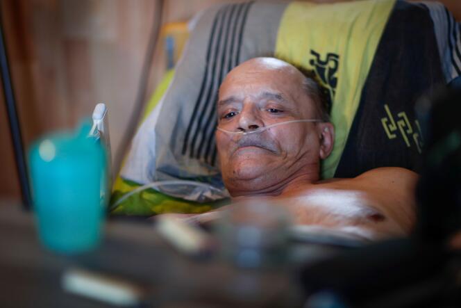 Alain Cocq, 57 ans, dans son lit médicalisé, chez lui, à Dijon (Côte-d’Or), le 19 août.