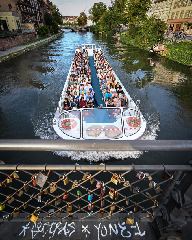 Des touristes lors d’une promenade en bateau sur la rivière Ill, à Strasbourg, en août 2019.