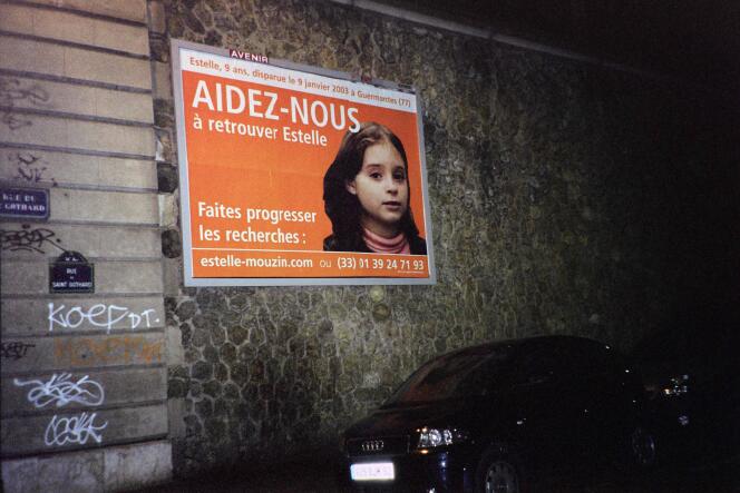 Sur cette photo prise le 15 mars 2003, une affiche appelle à retrouver Estelle Mouzin, enlevée à Guermantes (Seine-et-Marne), le 9 janvier 2003.