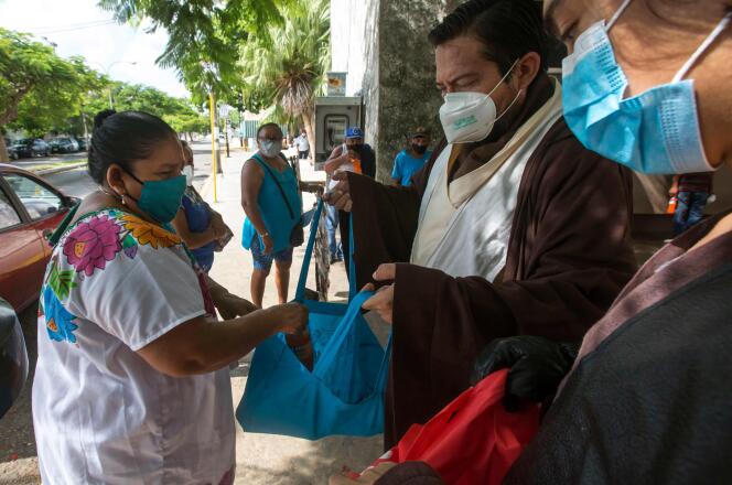 Des personnes distribuent de la nourriture aux parents de patients, à l’hôpital Ignacio-Garcia, à Mérida (Yucatan), le 15 août.