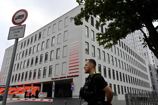 Le 22 août, devant l’hôpital de la Charité, à Berlin, où l’opposant russe Alexeï Navalny est désormais soigné.