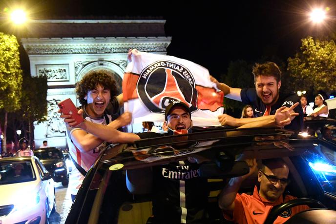 L’écho mondial du club depuis le début de l’ère qatarie se construit en lien avec l’image de la ville de Paris à l’international. Des supporteurs du Paris-Saint-Germain célèbrent, sur l’avenue des Champs-Elysées, la qualification de l’équipe française en finale de la Ligue des Champions, le 18 août.