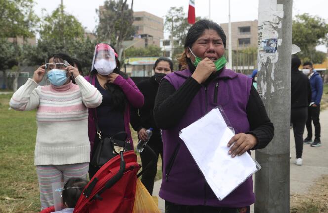 Des proches des participants à la soirée d’anniversaire attendent de leur nouvelle devant un commissariat de Lima, le 23 août.
