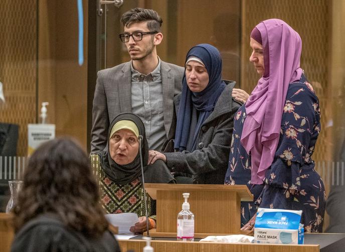 Maysoon Salama, mère d’une victime de la tuerie, et sa famille, le 24 août au tribunal de Christchurch.