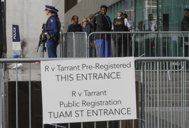 Les familles et les survivants de la tuerie de Christchurch arrivent au tribunal le 24 août.