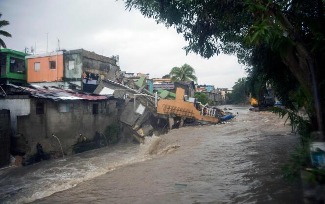 Une maison s’effondre dans une rue de Saint-Domingue, en République dominicaine, le 23 août 2020.