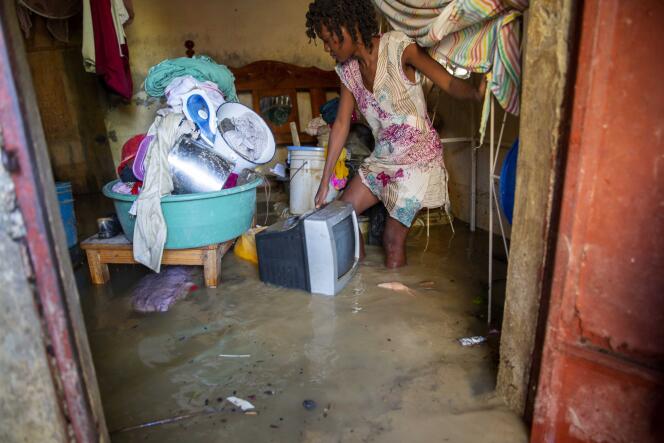 Katia Lafaille, 28 ans, récupère des objets de sa maison inondée au lendemain du passage de la tempête Laura à Port-au-Prince (Haïti), lundi 24 août 2020.