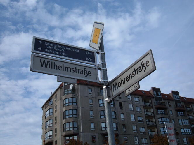 Le panneau marquant l’intersection entre la Wilhelmstrasse et la Mohrenstrasse, à Berlin, en 2004.