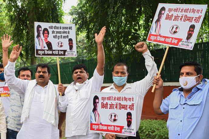 Manifestation de soutien à Sonia Gandhi, devant le siège du Parti du Congrès, à New Delhi, le 24 août 2020.