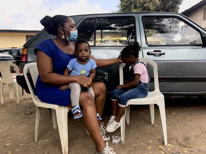 Victoria Akuidolo et ses enfants au centre de santé d’Ogudu, à Lagos.