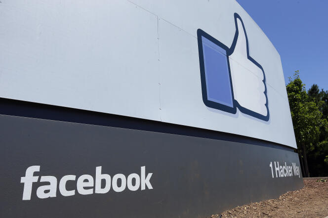 Devant le siège de Facebook, à Menlo Park, en Californie, en 2013.