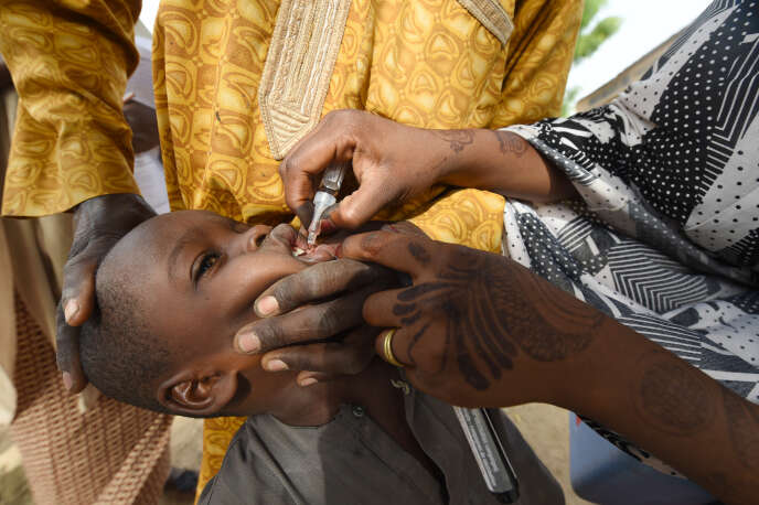 Un enfant reçoit un vaccin contre le poliovirus sauvage, à Hotoro-Kudu, dans le nord-ouest du Nigeria, en avril 2017.