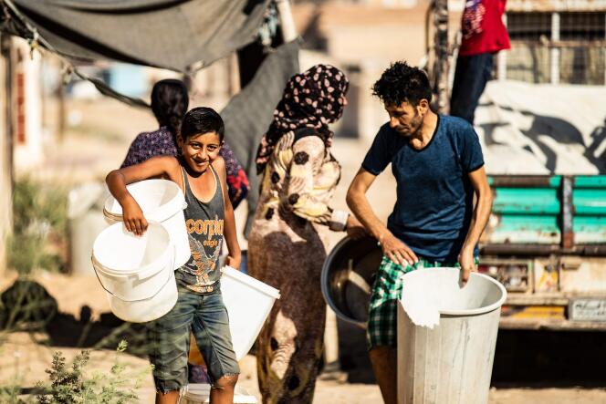 Des habitants de la ville d’Hassaké, au nord-Est de la Syrie, vont faire le plein aux citernes fournies par des organisations humanitaires après lors une panne d’eau le 22 août.