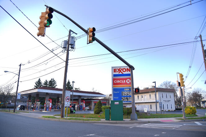 Une station-service Exxon, à Clark, dans le New Jersey, le 8 avril 2020.