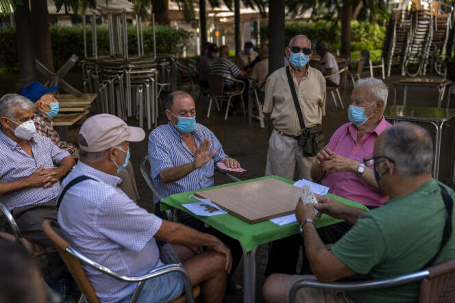 Des hommes retraités portent des masques pour leur partie de cartes, dans un parc de l’île de Gran Canaria, en Espagne, le 20 août.