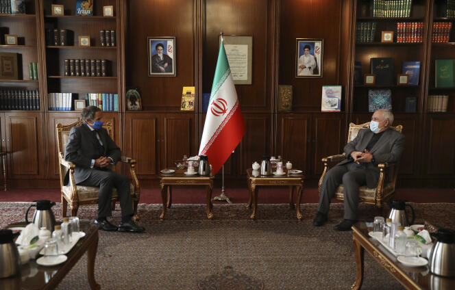 Le directeur général de l’AIEA, Rafaël Mariano Grossi, lors de sa rencontre avec le ministre iranien des affaires étrangères, Mohammad Javad Zarif, à Téhéran le 25 août.