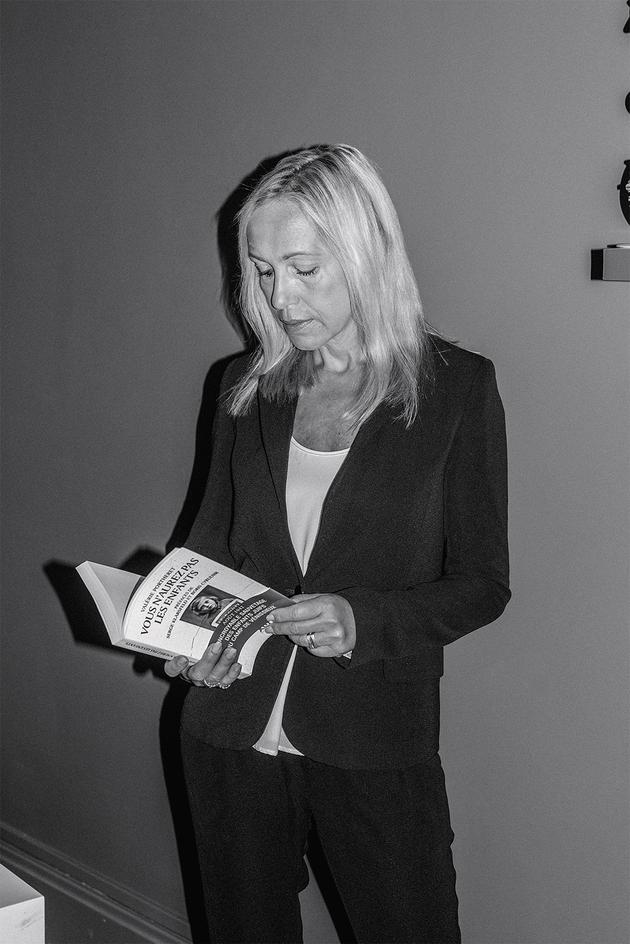 L’historienne Valérie Portheret, chez elle, à Lyon, le 17 août. Elle a retrouvé les noms de 90 des 108 enfants sauvés et rencontré plusieurs d’entre eux.