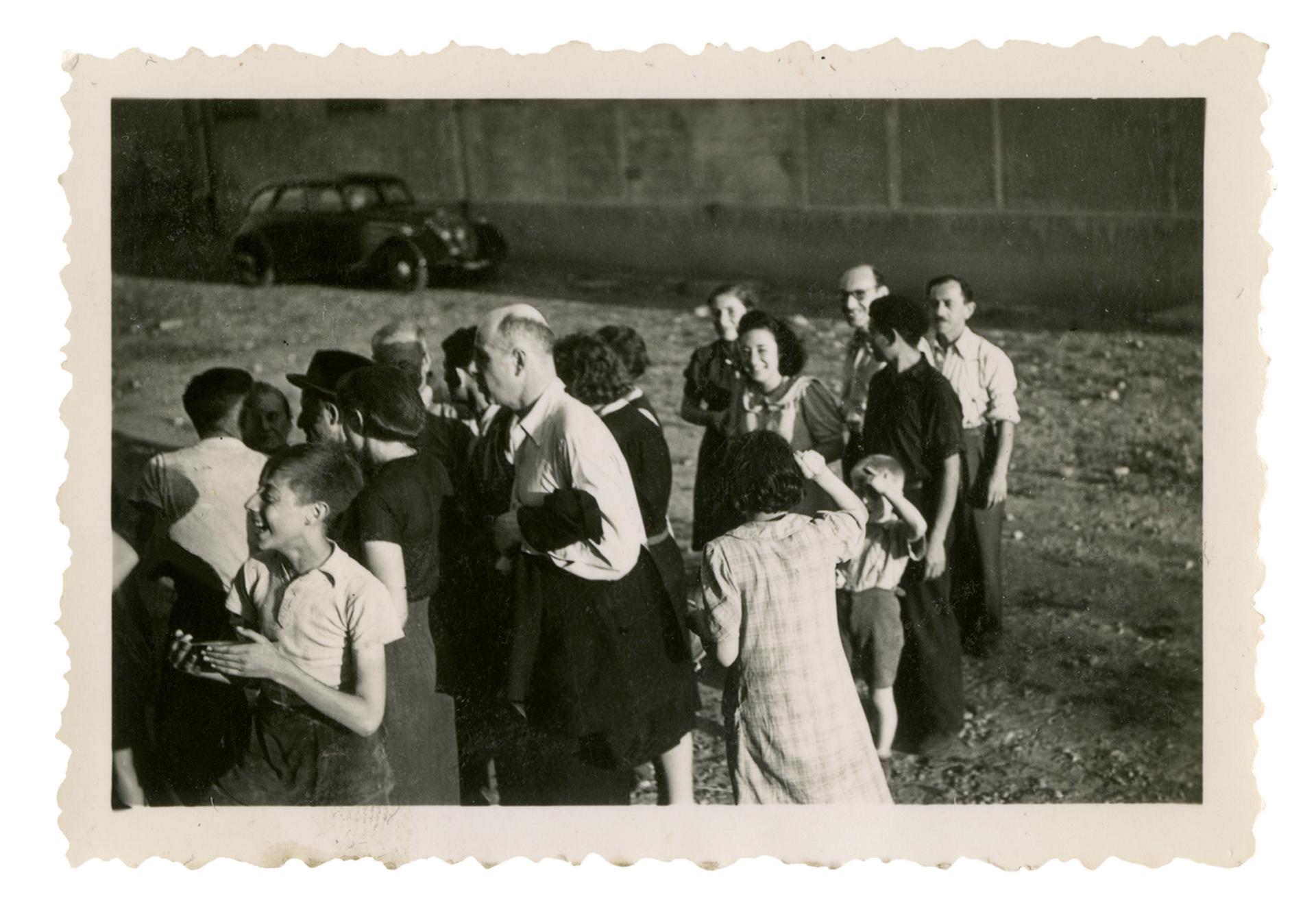 L’enfant au premier plan, Armand Buks ; le petit garçon blond, Emile Meisler ; la jeune fille à la blouse, Lotte Lévy.