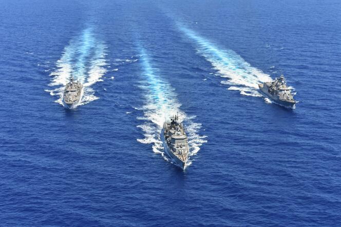 Trois navires de la marine grecque lors d’un exercice dans la Méditerranée, le 26 août 2020.