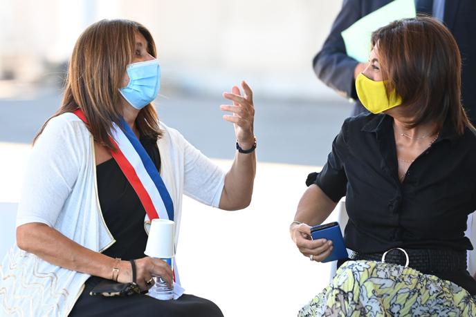 Michelle Rubirola, maire de Marseille, en discussion avec Martine Vassal, présidente de la métropole, le 25 août.