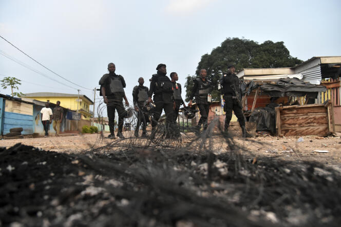 Des policiers ivoiriens patrouillent à Daoukro, le 14 août 2020.